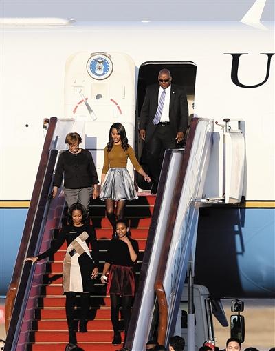 昨日下午5時(shí)30分，美國第一夫人米歇爾走出專機(jī)艙門，抵京開始訪華。與其一同來訪的家庭成員還有她的母親