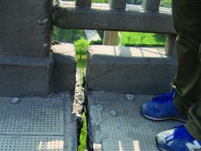 圖為大橋17號墩處橋面裂縫。梅建明 攝