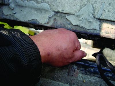 圖為大橋17號墩處橋面裂縫。梅建明 攝