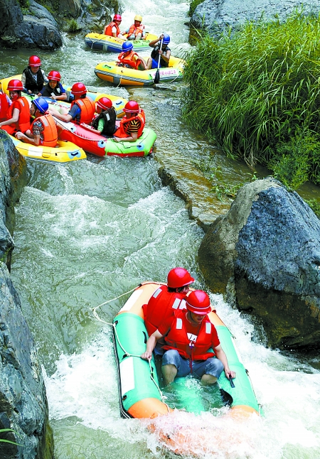 8月16日，游客在盧氏縣豫西大峽谷景區(qū)進行漂流比賽。