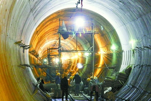 2012年12月30日，工人們在南水北調(diào)中線穿黃隧洞內(nèi)施工。