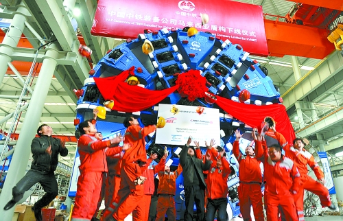 1月3日，由中鐵裝備公司設(shè)計(jì)制造的2臺(tái)中國中鐵盾構(gòu)在鄭州正式下線