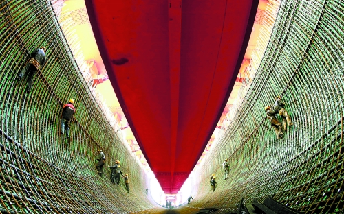 2月27日，南水北調(diào)中線鄧州湍河渡槽工程建設(shè)者在槽體內(nèi)扎鋼筋。