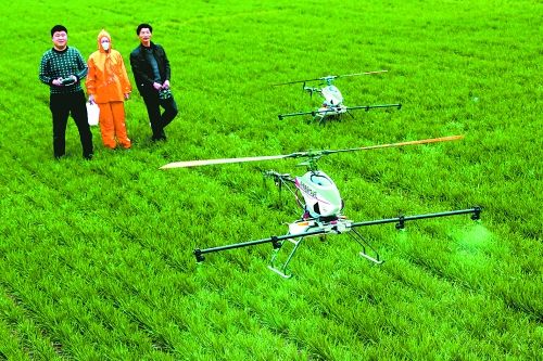 無人作業(yè)機一分鐘可為一畝地噴一升藥。