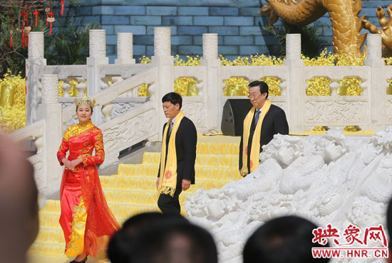 　河南省委書記、省人大常委會(huì)主任郭庚茂，河南省省長謝伏瞻敬獻(xiàn)花籃。映象網(wǎng)記者 邵恰 攝