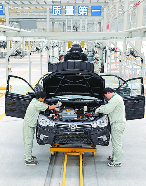 　　4月16日，新鄉(xiāng)市新能電動汽車有限公司的工作人員在電動汽車生產(chǎn)流水線上作業(yè)。目前，新鄉(xiāng)現(xiàn)有規(guī)模以