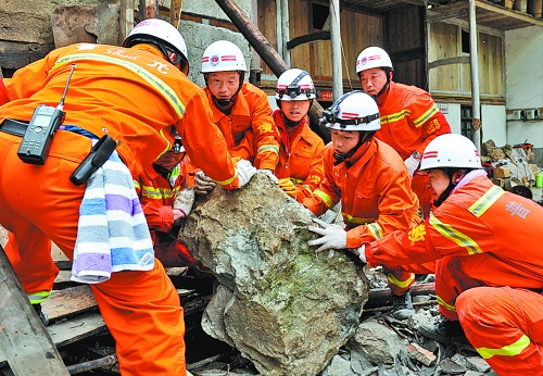 抽樣調查蘆山縣受損房屋 祝廣影 李志輝 攝