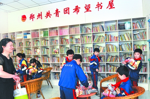 5月3日，來自貧困家庭的孩子在“雷鋒超市”拿到了心愛的圖書。