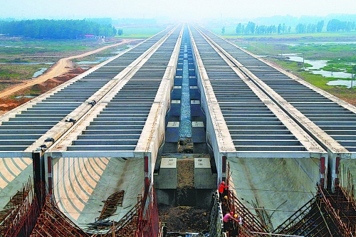 梁式渡槽橫跨沙河。