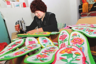 　5月8日，村民周菊芳正在趕制“擁軍鞋墊”。今年42歲的周菊芳是禹州市方山鎮(zhèn)程莊村一位村民，她有一項