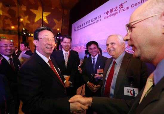 3月24日晚，省委書記、省長郭庚茂在參加中國發(fā)展高層論壇“中原之夜”活動時(shí)與外商親切握手交談。