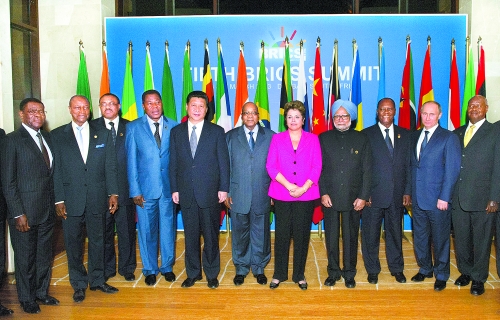 　3月27日，國家主席習(xí)近平在南非德班出席金磚國家領(lǐng)導(dǎo)人與非洲國家領(lǐng)導(dǎo)人對話會。這是與會領(lǐng)導(dǎo)人集體合