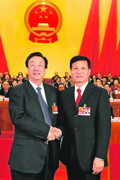 4月2日上午，新當選的省人大常委會主任郭庚茂與新當選的省人民政府省長謝伏瞻親切握手。郭宇 董亮 攝