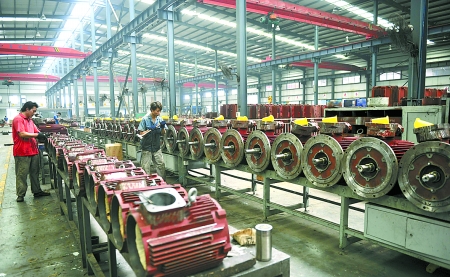 8月9日，南陽(yáng)微特防爆電機(jī)有限公司員工生產(chǎn)出口訂單產(chǎn)品。