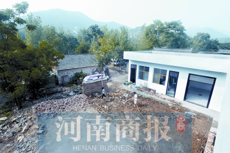 新校舍旁邊，是徐云玲和學生們用了多年的石頭校舍 河南商報記者 鄧萬里/攝