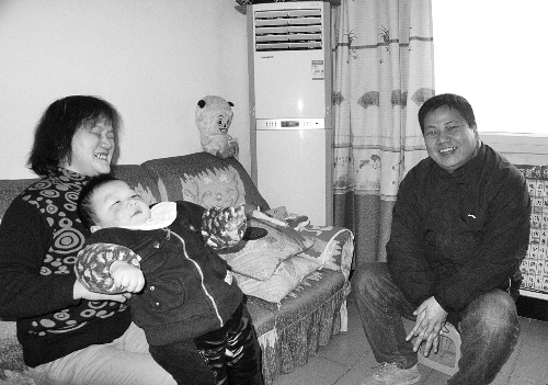 恩人找到了、飯碗保住了，張新明（右）與原竹青都開(kāi)心地笑了。