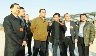 　　鄭州手拉手集團董事長賈長明（右三）向省農業(yè)廳廳長朱孟洲（右四），省政府副秘書長、省政府駐京辦主任