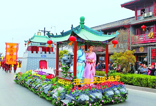 2013中國(guó)(開封)清明文化節(jié)舉行大巡游活動(dòng)。記者 鄧放 攝