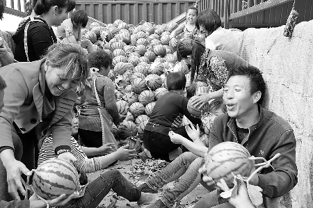 　眼下，內(nèi)黃縣東莊鎮(zhèn)種植的“無公害西瓜”豐收，市場緊俏。圖為5月6日，瓜農(nóng)準備把外銷的西瓜裝車。劉肖