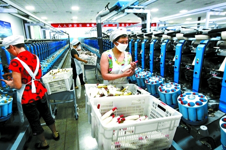 6月6日，舞鋼市鑫海紡織有限公司員工正在新建成的紡紗車間生產。