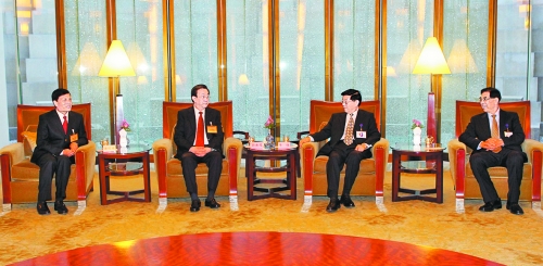 　3月24日，國(guó)務(wù)院發(fā)展研究中心主任李偉在北京會(huì)見了前來(lái)出席中國(guó)發(fā)展高層論壇“中原之夜”活動(dòng)的河南省