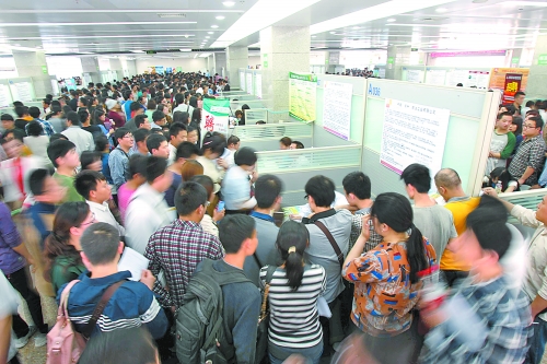5月5日，招聘會現(xiàn)場人山人海，應(yīng)聘者云集。 大河報記者 陳曉東 攝