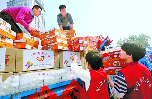 市民將捐贈(zèng)的救災(zāi)物資裝車(chē)啟運(yùn)