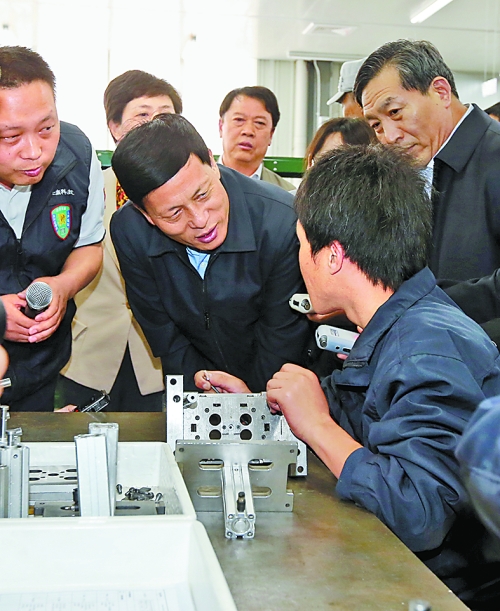 4月24日，省委副書記、省長(zhǎng)謝伏瞻在濟(jì)源虎嶺產(chǎn)業(yè)集聚區(qū)考察。