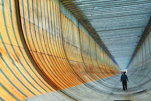 　　一榀榀梁式槽相連，丹江水將從這里穿過。