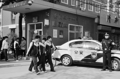 學(xué)生上下學(xué)高峰期 安陽(yáng)特警安排“護(hù)學(xué)崗”