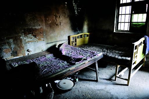 姐妹倆的臥室長(zhǎng)期不通風(fēng)，又潮又悶