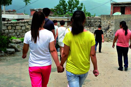 送記者離開(kāi)時(shí)，姐妹倆一直手牽著手