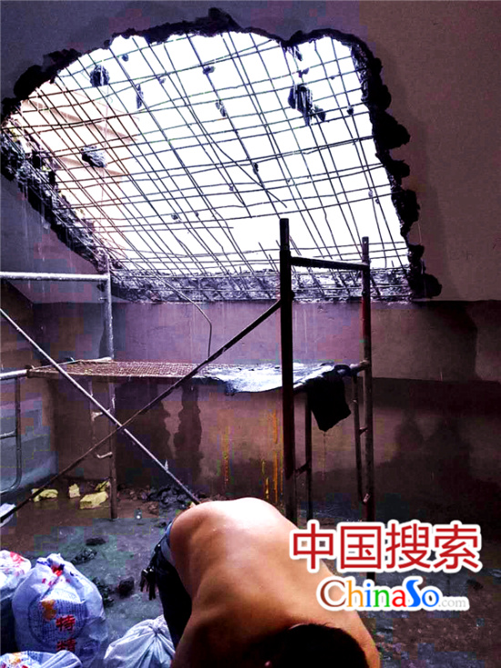 樓頂被鑿開大洞，鋼筋裸露