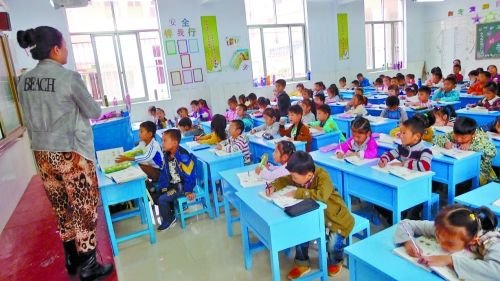 有的課桌直抵講臺(tái),學(xué)生眼睛離黑板非常近。