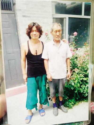 拍片間隙，王寶強(qiáng)與楊林貴在片場合影