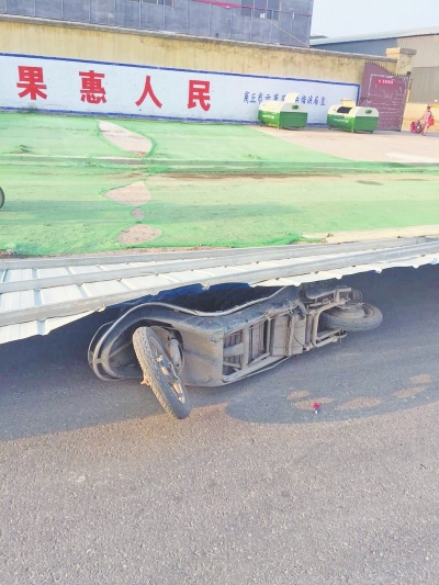 事發(fā)現(xiàn)場，男子的電動車還在鐵皮墻下壓著。