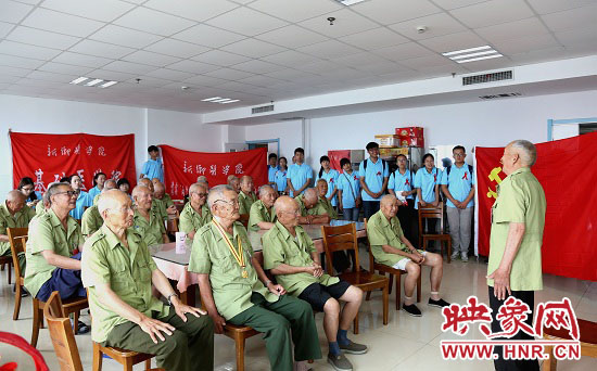 新鄉(xiāng)醫(yī)學院大學生暑期社會實踐隊員在新鄉(xiāng)市榮軍醫(yī)院聽老紅軍講述抗戰(zhàn)故事