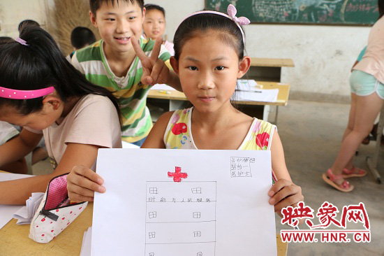 在以“中國(guó)夢(mèng)”主題 的繪畫課堂上，孩子們寫下了自己的夢(mèng)想