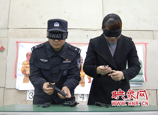巾幗不讓須眉！鄭州女警蒙眼拆裝手槍不到一分鐘