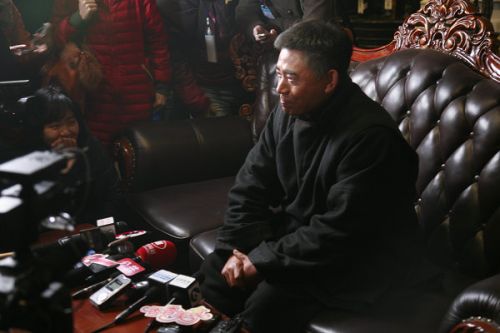 各路記者的長槍短炮對準(zhǔn)了《大河兒女》主演陳寶國。