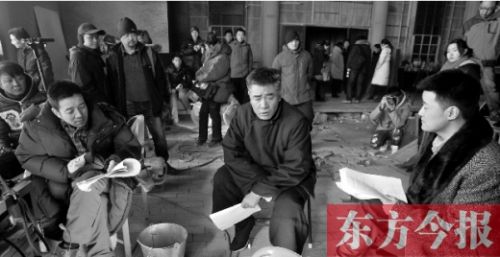 導(dǎo)演安建（左）、主演陳寶國等坐在一起說戲