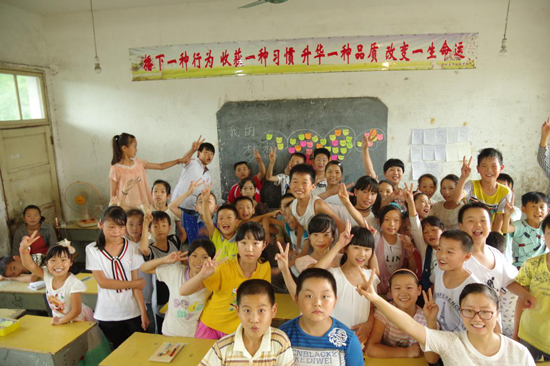 教室里，孩子們與夢想墻合影