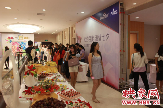 簽到入場,“貴族們”領(lǐng)取幸運(yùn)愛情號碼牌(男生福利,美女如云啊~)