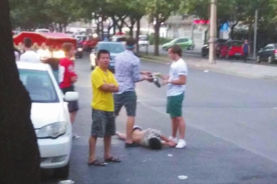 外籍男子當(dāng)街肩扛、腳踏醉漢