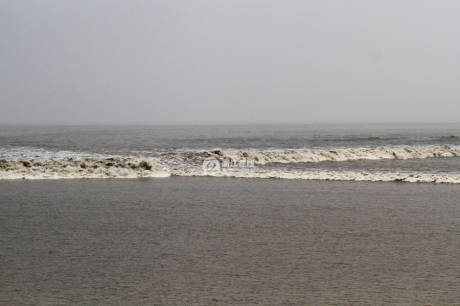 浙江海寧錢塘因超級(jí)月亮現(xiàn)壯觀交叉潮