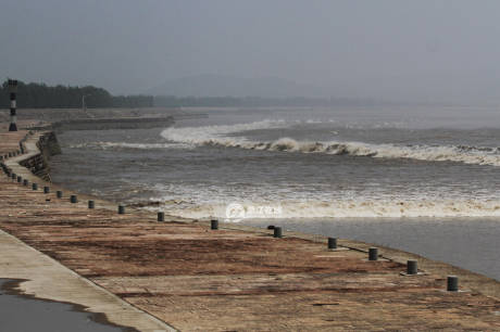 浙江海寧錢塘因超級(jí)月亮現(xiàn)壯觀交叉潮