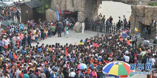 河北白石山游客爆滿(mǎn) 部分游客滯留