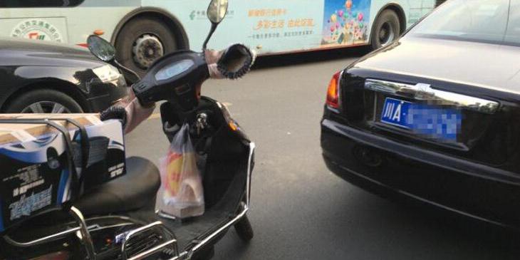 男子騎電瓶車(chē)撞凹勞斯萊斯