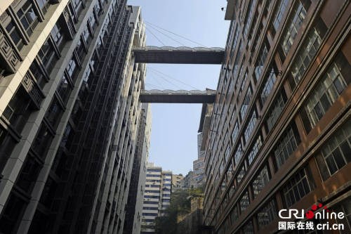 重慶現(xiàn)“最?！笨罩羞B廊 離地68.5米