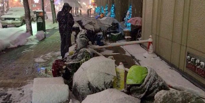 日本果粉雪夜排隊 警察拍肩確認死活